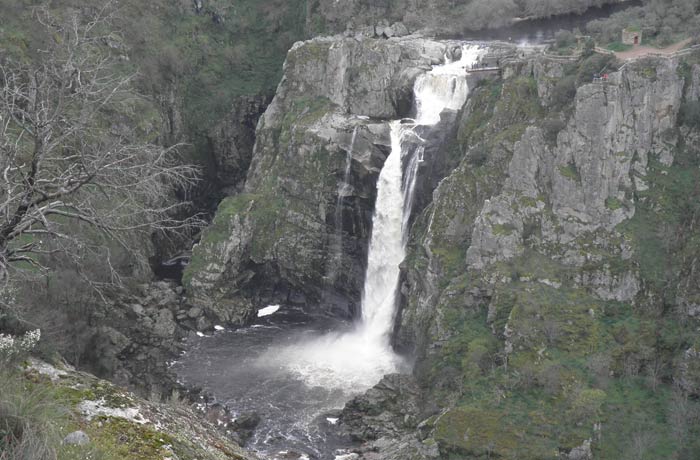 El Pozo de los Humos visto desde Pereña en un momento de menor caudal