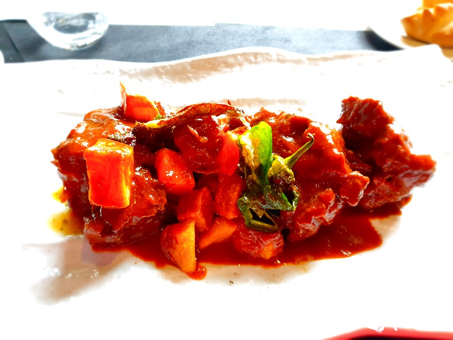 Guiso de rabo de toro con verduras del restaurante Castilla