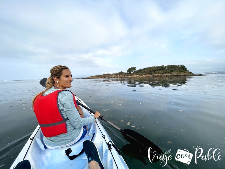 Acercándonos a las islas Malveiras con nuestro kayak