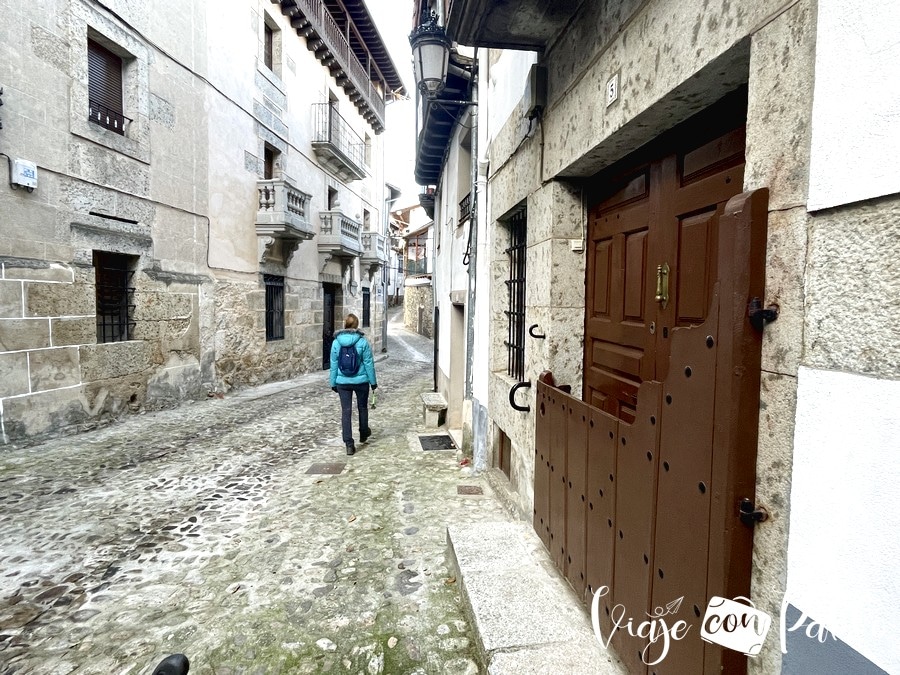 Una de las batipuertas que ver en Candelario