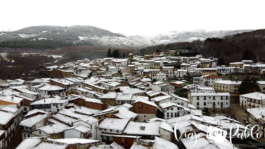Vista aérea de Candelario cubierto de nieve