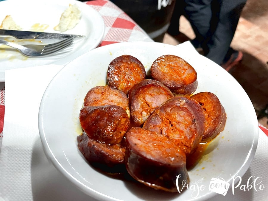 Ración de chorizo asado del bar El Refugio