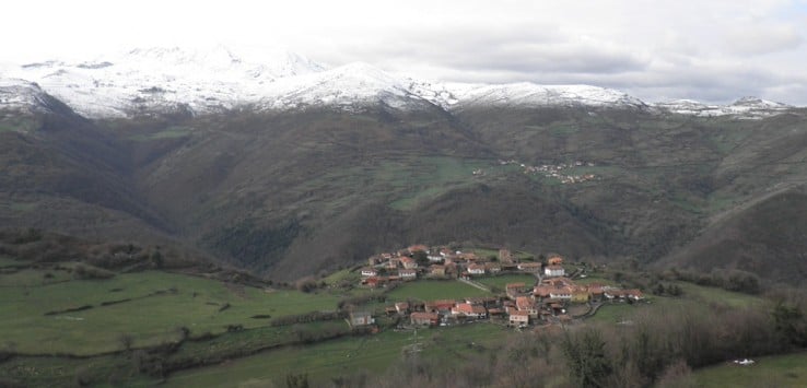 Samartín d'Ondes y cumbres de Somiedo desde la ruta de La Castañal