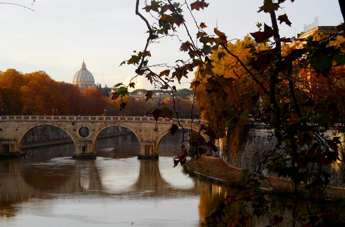 La cúpula de la basílica de San Pedro del Vaticano desde el ponte Sisto qué ver en Trastévere