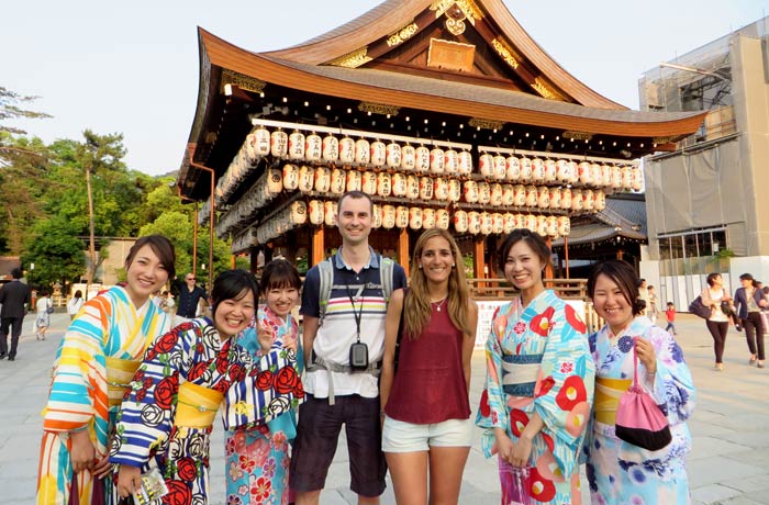 Posando con unas agradables jóvenes vestidas de geishas en el parque de Maruyama, en Kioto curiosidades de Japón