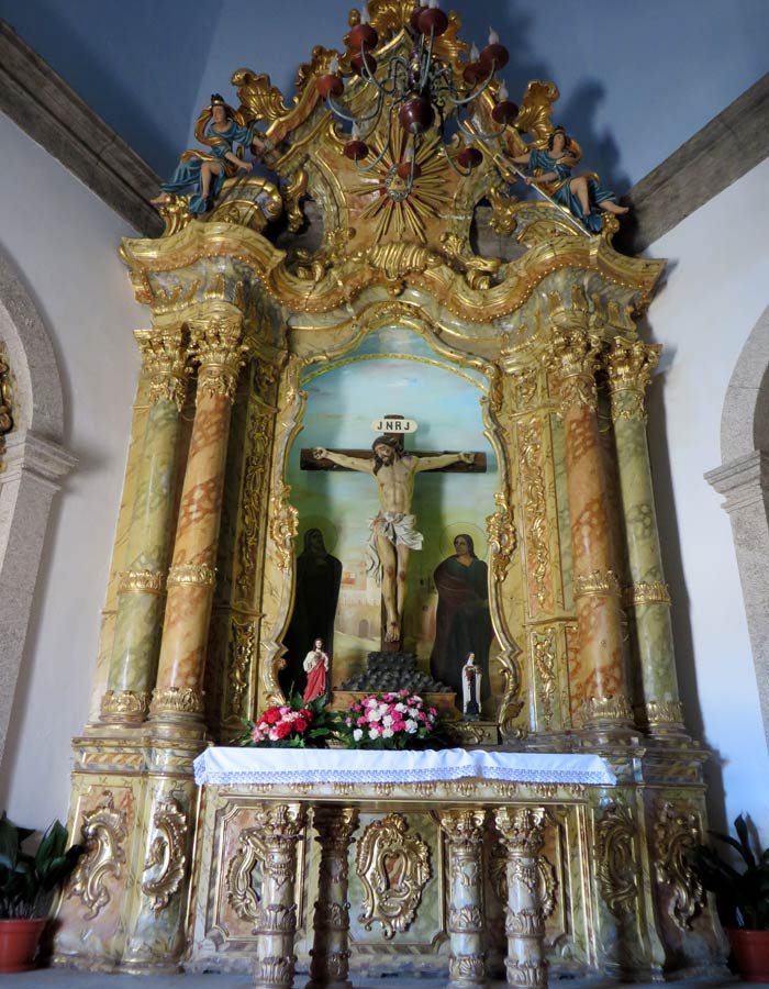 Altar central de la Capela do Senhor da Pedra con la imagen de un crucificado