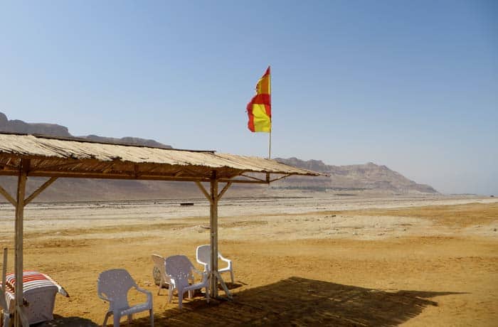 Bandera de España en la playa de Ein Gedi mar Muerto en Israel