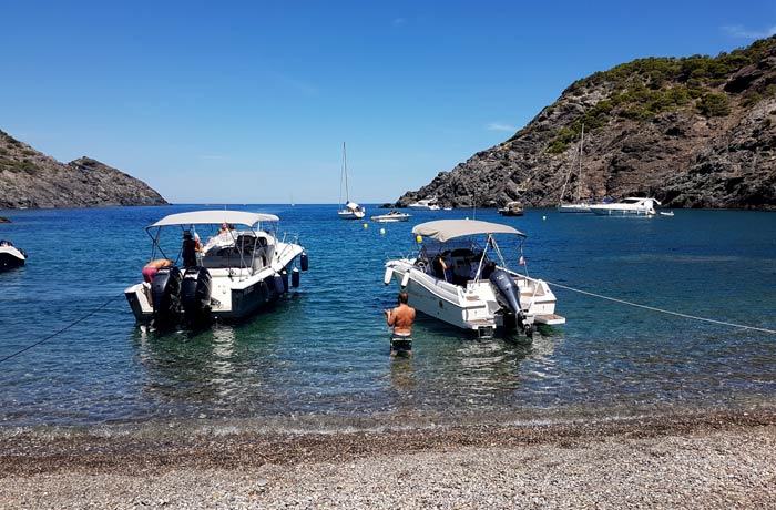 Barcos en la misma orilla en cala Tavallera mejores calas de la Costa Brava