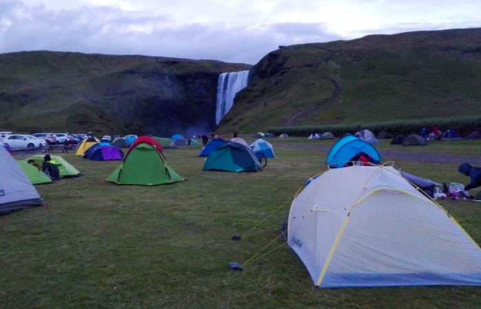 Tiendas de campaña ante la cascada de Skógafoss Islandia por libre