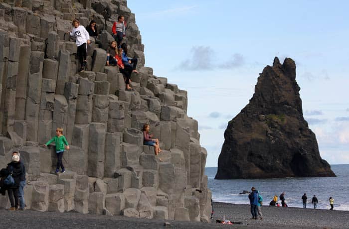 Las formas de basalto de Vík, la localidad más al sur de la isla Islandia por libre