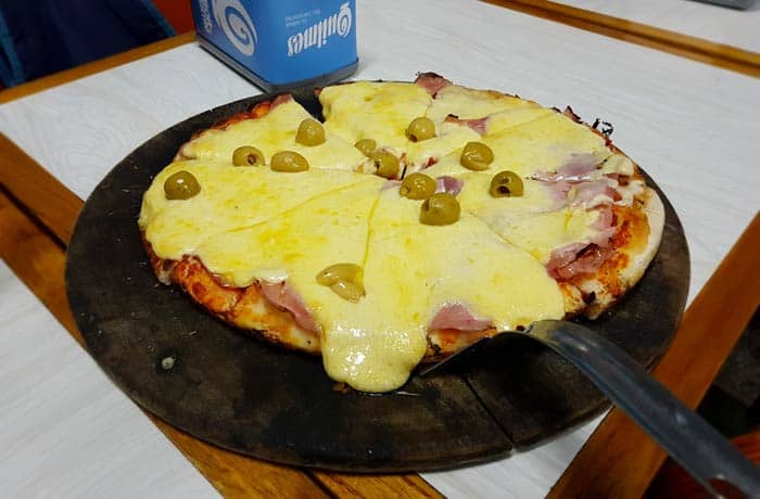 Típica pizza argentina en El Cuartito Argentina por libre