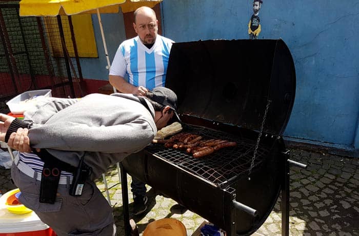 Asando carne en Caminito visitar La Boca