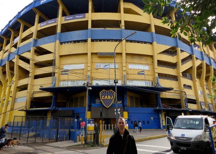 Fuera de La Bombonera visitar La Boca