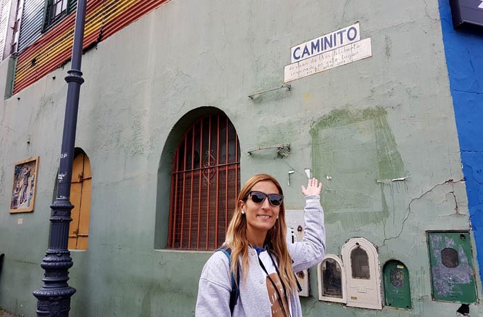 Ante la placa de Caminito visitar La Boca