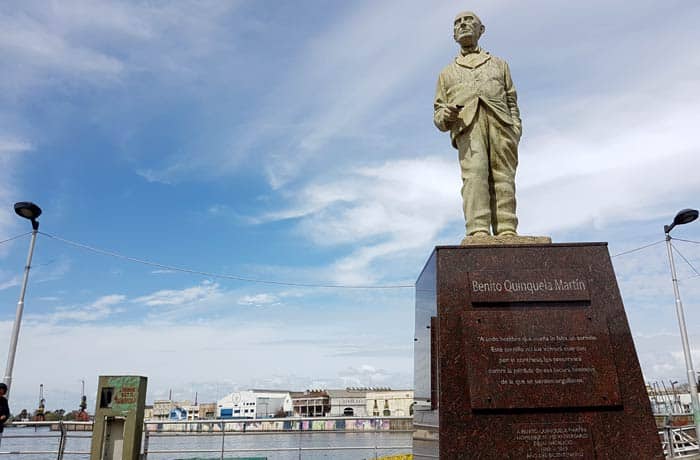 Monumento a Benito Quinquela Martín junto al Riachuelo visitar La Boca