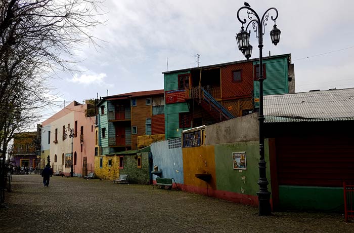 Vista de Caminito, desierto a primera hora de la mañana visitar La Boca