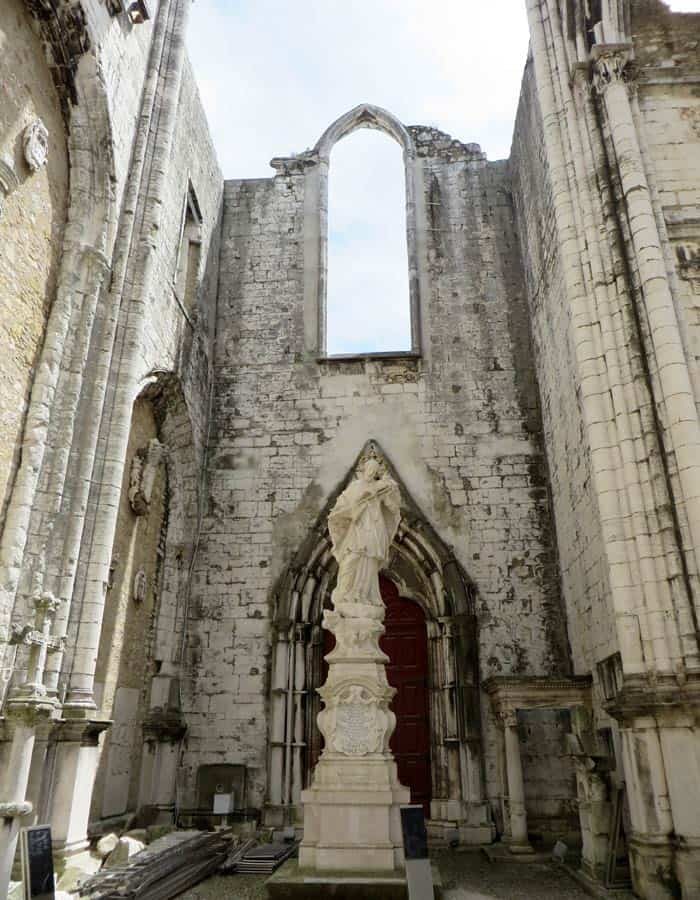 Una de las naves del Convento do Carmo ruta por el Chiado