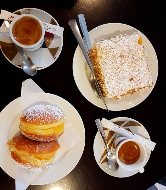 Cafés y dulces en la Confeitaria da Ponte comer en Amarante