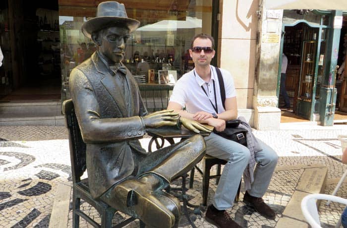 Junto a nuestro guía, Fernando Pessoa ruta por el Chiado