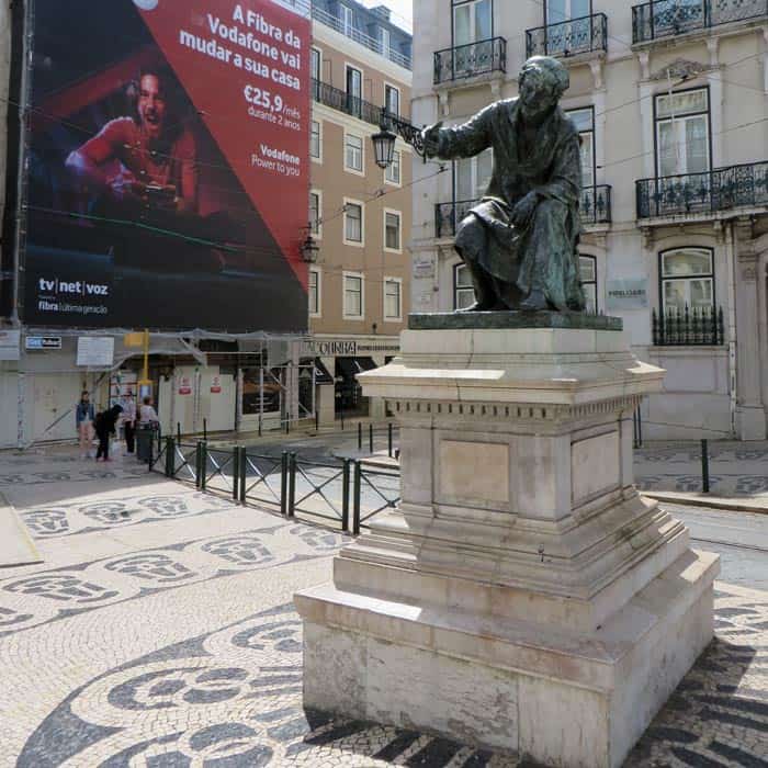 Escultura al poeta Chiado ruta por el Chiado
