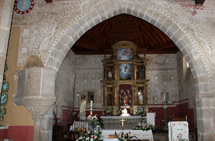 Altar de la iglesia de la Asunción de Sotoserrano ruta de los Tres Ríos
