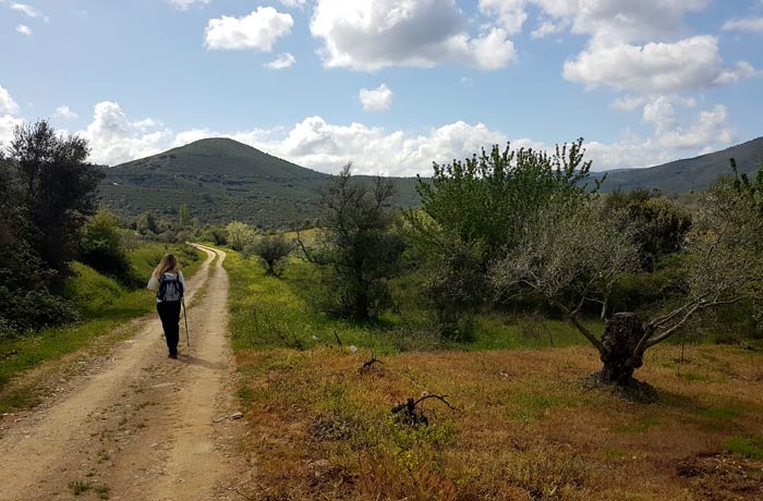 Camino por el que se inicia la ruta de los Tres Ríos