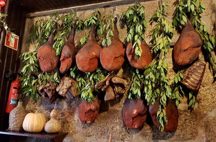Jamones colgados en la Adega Kilowatt comer en Amarante