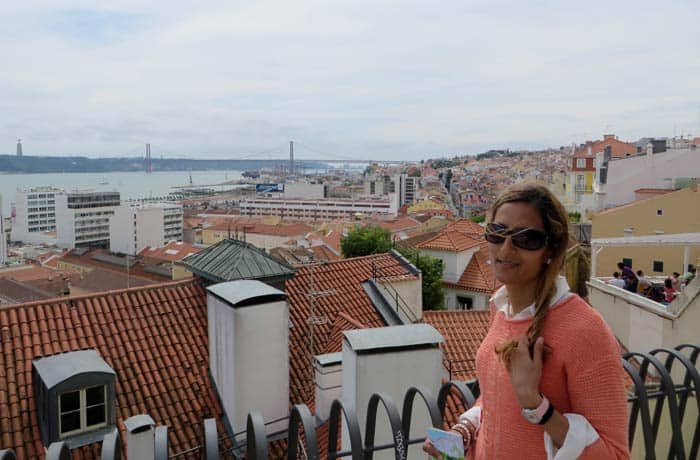Estefanía en el mirador de Santa Catarina ruta por el Chiado