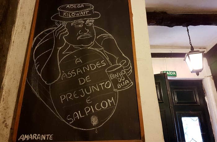 Dibujo en una pizarra de la Adega Kilowatt comer en Amarante