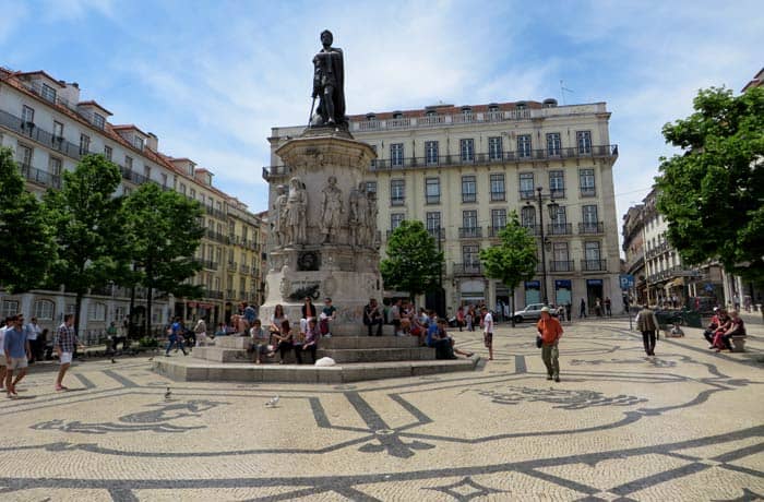 Plaza de Luis de Camoes con el monumento dedicado al autor ruta por el Chiado
