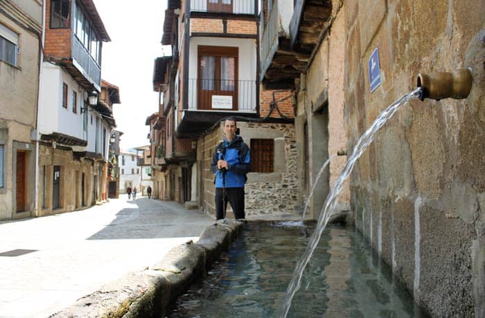Fuente junto a la Plaza Mayor de Sotoserrano ruta de los Tres Ríos