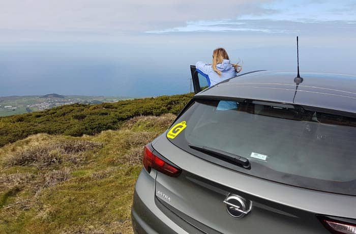 Nuestro coche de Goldcar en la Serra de Santa Bárbara de Terceira viajar a las Azores por libre