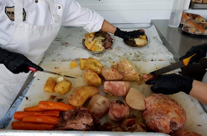 Preparando el cocido de Furnas en Sao Miguel viajar a las Azores por libre