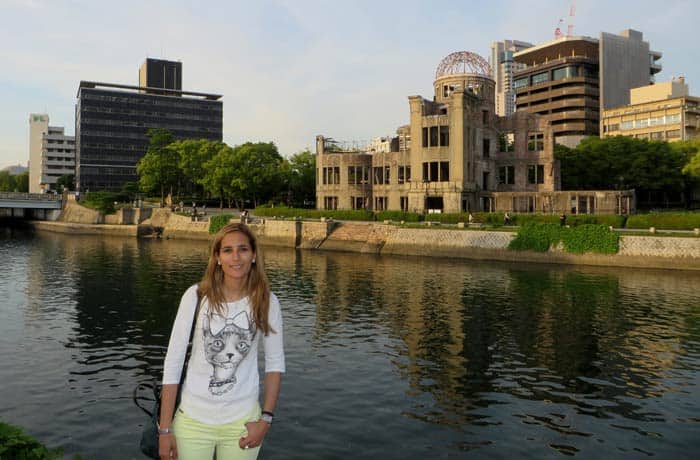 Estefanía ante la Cúpula de la Bomba Atómica que ver en Hiroshima