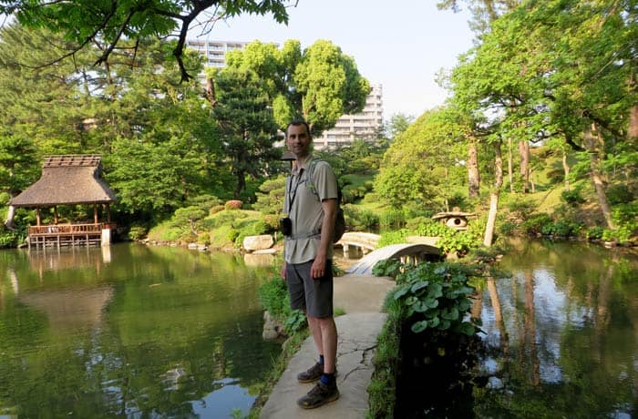 En uno de los pequeños puentes del Jardín Shukkeien que ver en Hiroshima