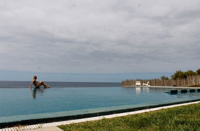 Piscina de Santa Bárbara Eco Beach Resort viajar a las Azores por libre