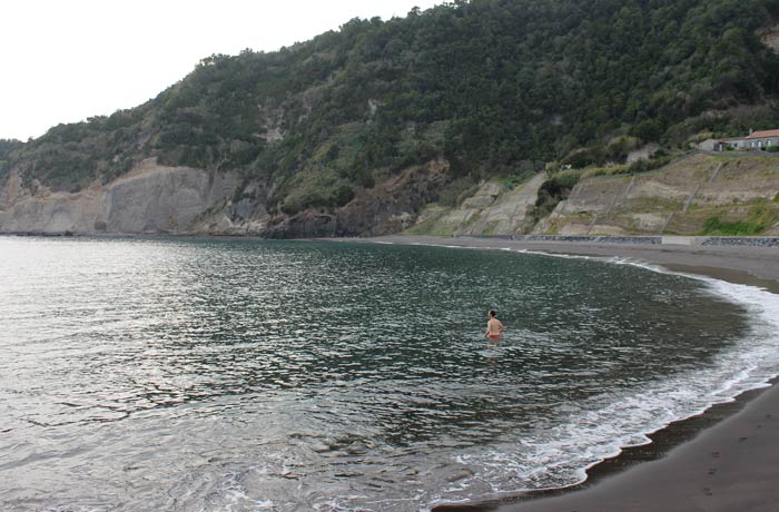 El único chapuzón del viaje, en la playa de Ribeira Quente viajar a las Azores por libre