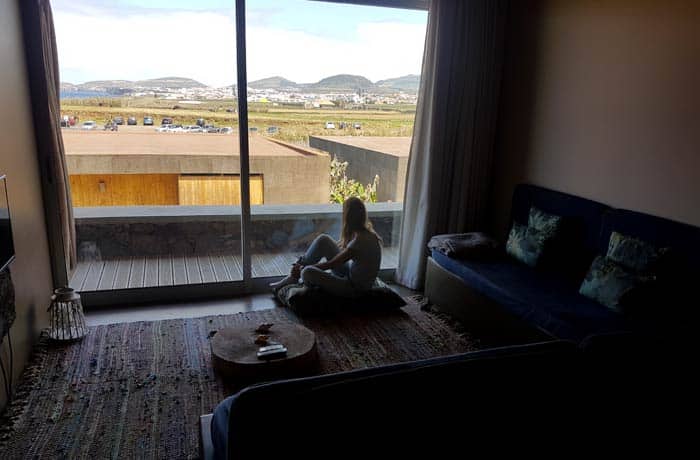 Salón de la habitación de Santa Bárbara Eco Beach Resort viajar a las Azores por libre