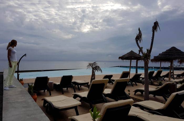 Terraza y piscina de Pedras do Mar Resort & Spa viajar a las Azores por libre